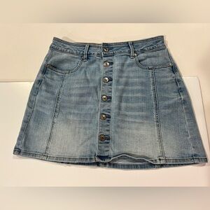 American eagle light wash button front jean skirt.